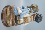 Figurin på träsockel, porslin/trä, Tengra, Spanien.