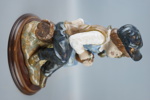 Figurin på träsockel, porslin/trä, Tengra, Spanien.