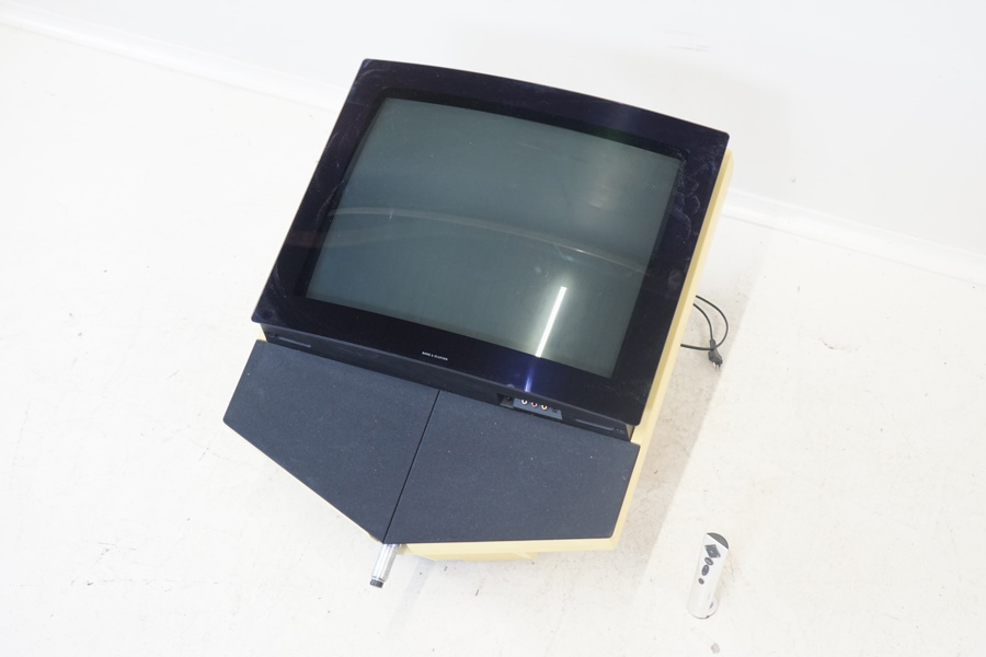 TV, Bang & Olufsen Beovision 1, 25 tum, med väggstativ och fjärrkontroll, Beoremote 1.