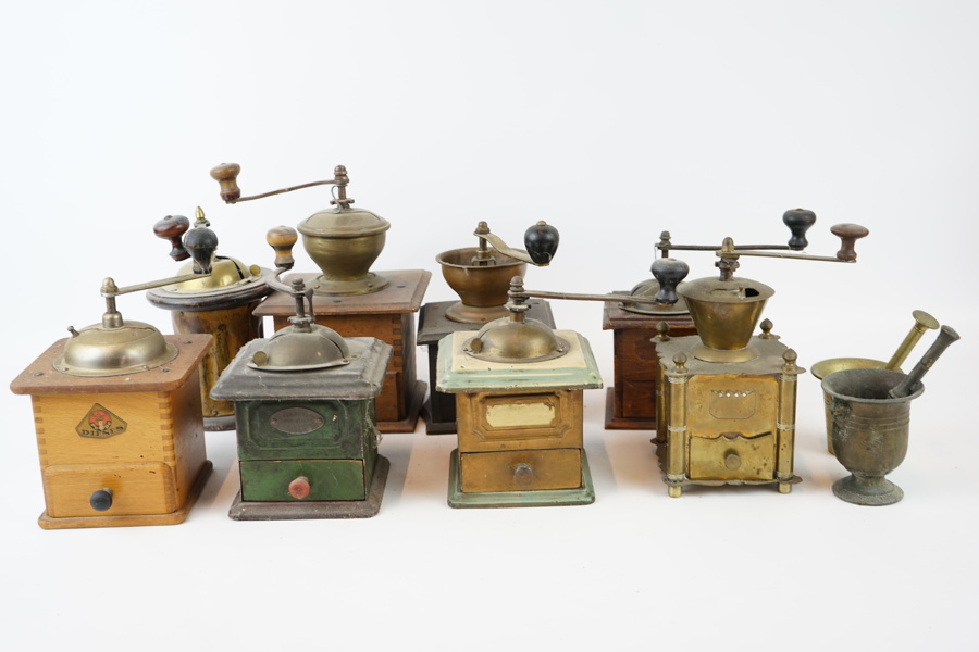 Kaffekvarnar m.m, 10 delar, trä/mässing,bl.a Trösser, 1900-tal.