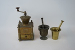Kaffekvarnar m.m, 10 delar, trä/mässing,bl.a Trösser, 1900-tal.