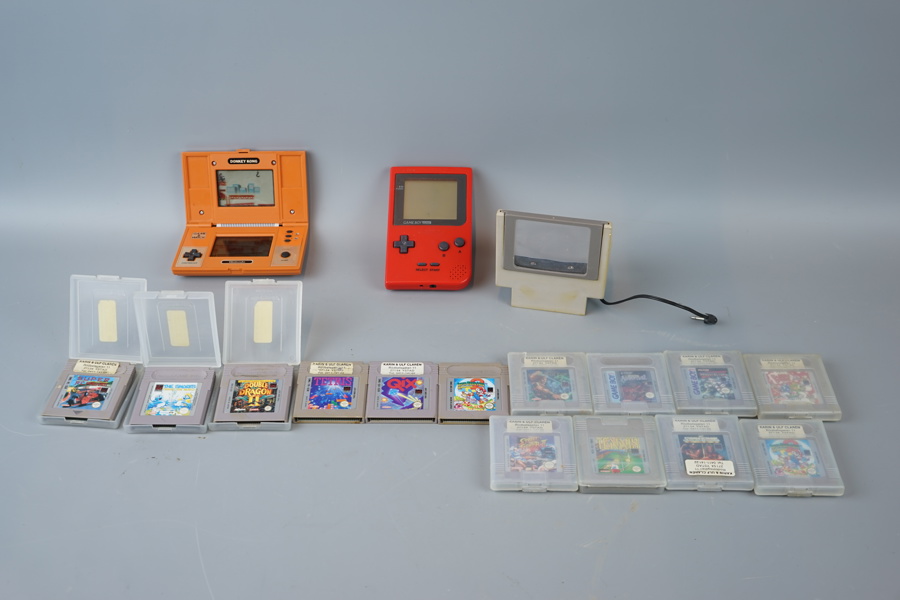 Game & Watch, "Donkey Kong", samt Gameboy med spel och tillbehör, ett parti, Nintendo.