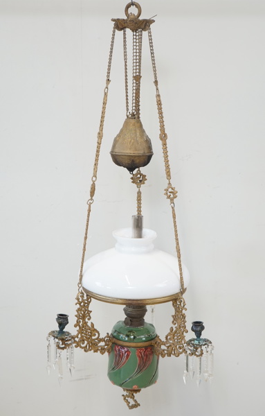 Takfotogenlampa, majolika, glasprismor, mässing, tidigt 1900-tal.