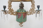 Takfotogenlampa, majolika, glasprismor, mässing, tidigt 1900-tal.