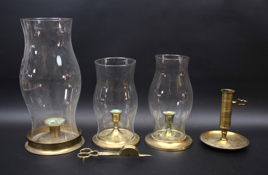 Ljusstakar, stormlyktor och ljussax, 5 delar, mässing/glas.