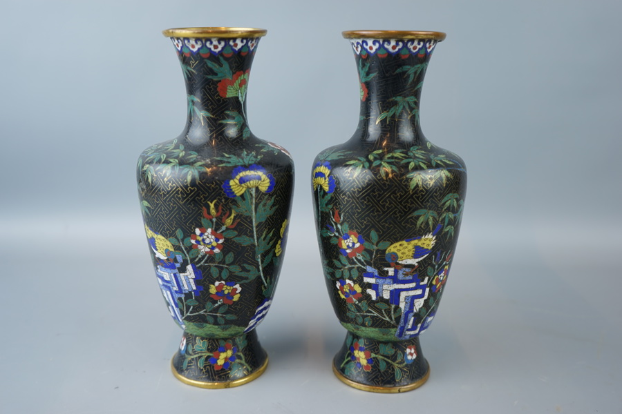 Vaser, ett par, cloisonné, Japan.