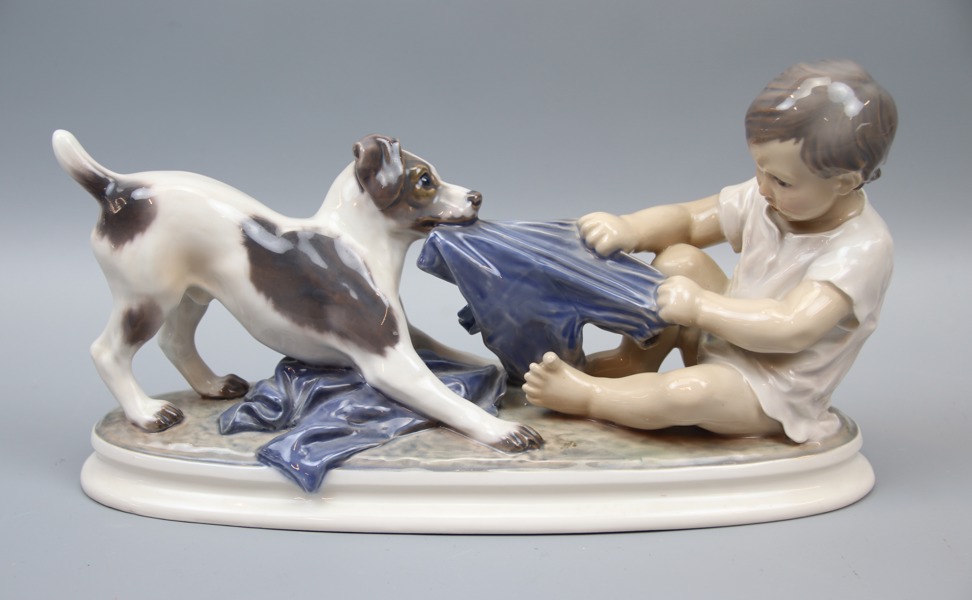 Figurin, porslin, pojke med hund nr. 1072, Dahl Jensen.