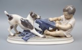 Figurin, porslin, pojke med hund nr. 1072, Dahl Jensen.