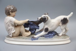 Figurin, porslin, pojke med hund nr. 1072, Dahl Jensen.