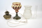 Elektrifierad fotogenlampa, majolika/metall, 1800/1900-tal.