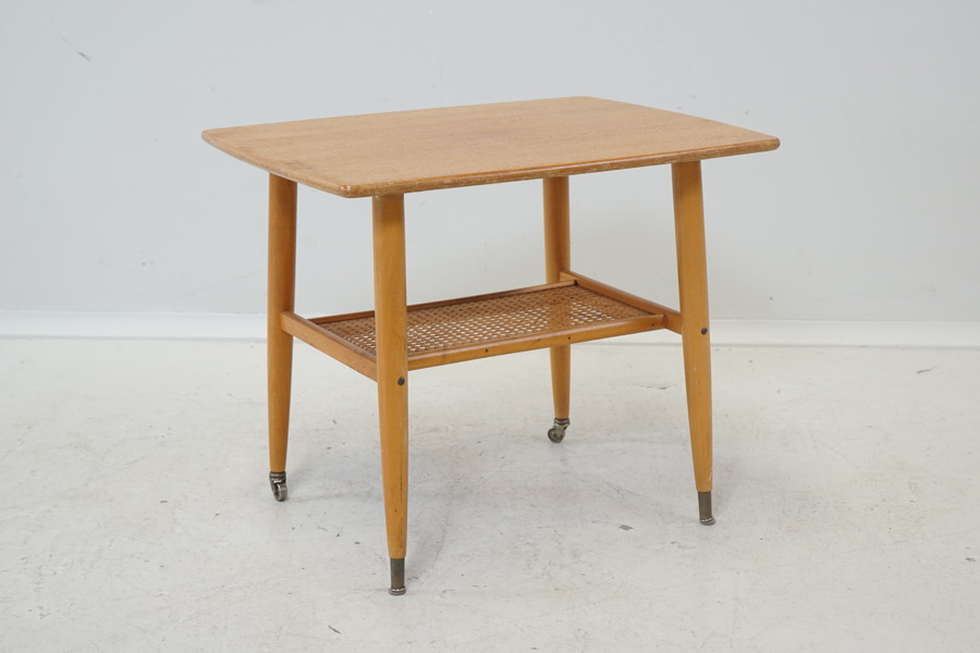 Sidobord, teak, rottinghylla, hjultrissor på två ben, 1900-talets andra hälft.
