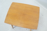 Sidobord, teak, rottinghylla, hjultrissor på två ben, 1900-talets andra hälft.