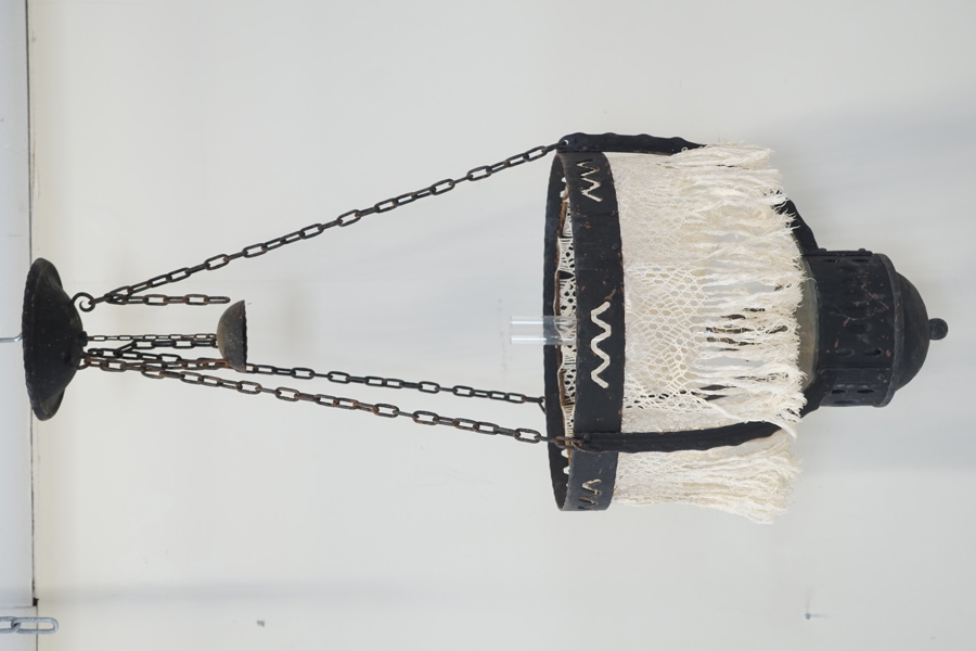 Fotogentaklampa, smide, fransar i textil, 1900-tal.