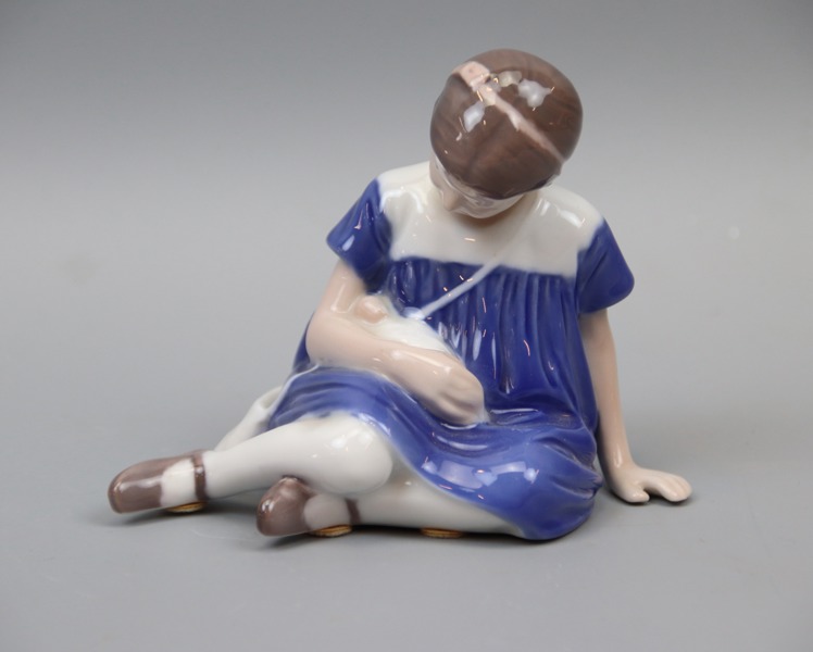 Ingeborg Plockross Irminger, figurin, porslin, ''Flicka med docka'', 1526, Bing & Gröndahl.