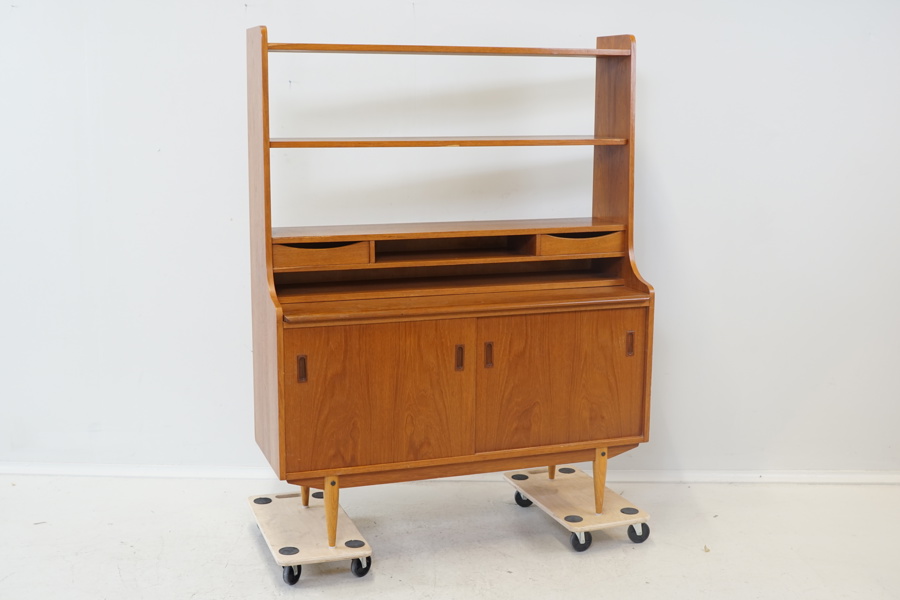 Hylla med skrivskiva och skåp, teak, 1950/60-tal.