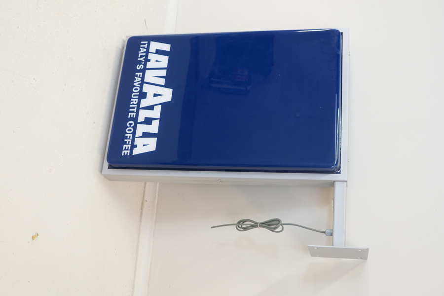 Skylt med belysning, "Lavazza", metall/plast.