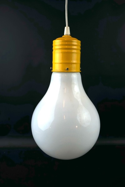 Taklampa, i form av glödlampa, s.k. Pop Art, 1960/70-tal.
