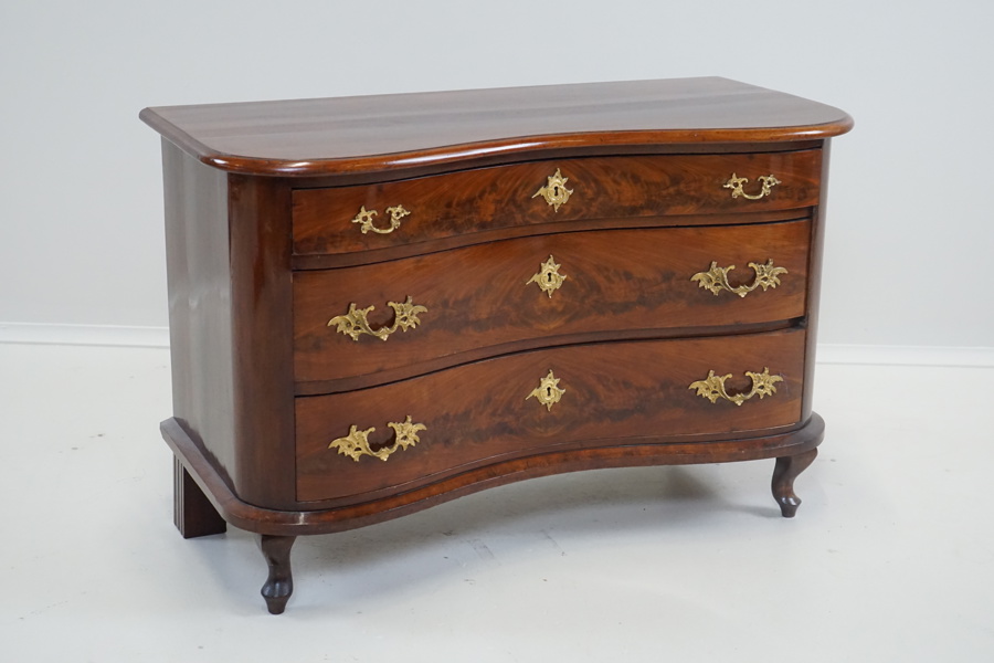 Byrå, 3 lådor, trä, svängd front, senbarockstil, 1900-tal.
