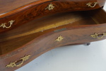Byrå, 3 lådor, trä, svängd front, senbarockstil, 1900-tal.