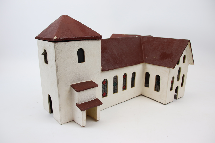 Julkyrka med spelur och belysning.