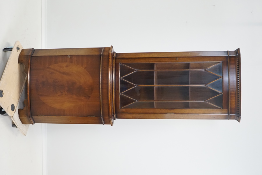 Hörnskåp, mahogny/glas, engelsk stil, 1900-talet senare del.