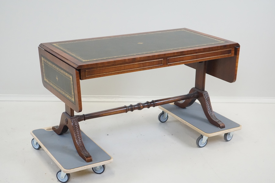 Soffbord med klaffar, mahogny, skinnklädd skiva, engelsk stil, 1900-talets senare del.