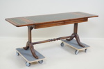 Soffbord med klaffar, mahogny, skinnklädd skiva, engelsk stil, 1900-talets senare del.