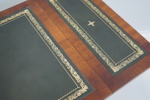 Soffbord med klaffar, mahogny, skinnklädd skiva, engelsk stil, 1900-talets senare del.