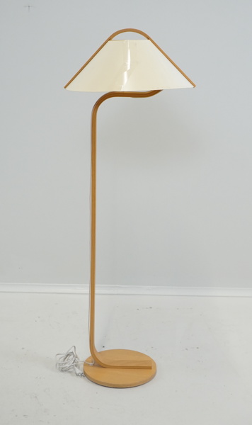 Golvlampa, trä, Habitus.