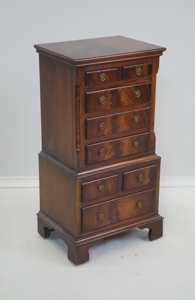 Byrå, 8 lådor, mahogny, Reprodux, England, 1900-talets senare del.