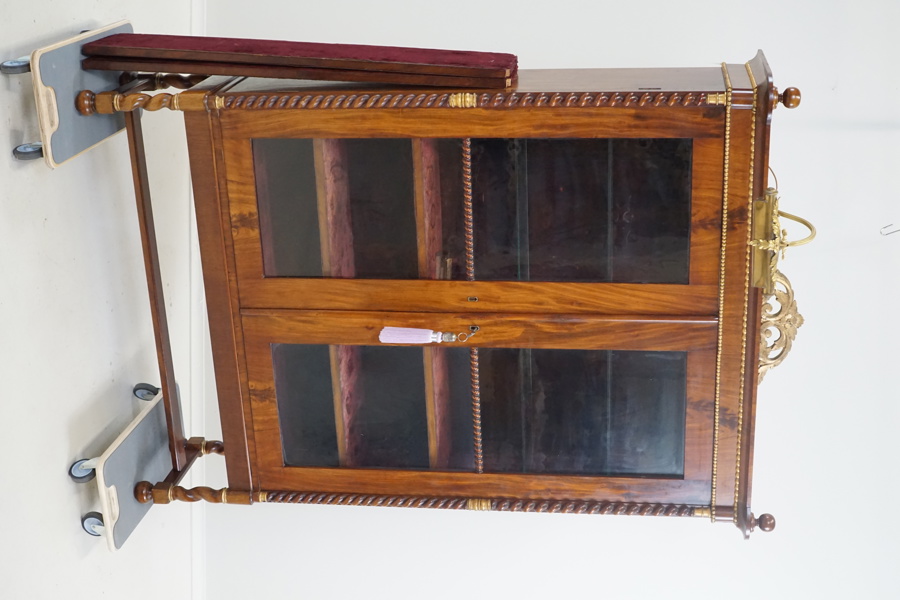 Vitrinskåp, mahogny/glas, senbarockstil, 1900-talets första hälft.