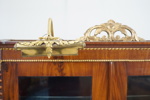 Vitrinskåp, mahogny/glas, senbarockstil, 1900-talets första hälft.