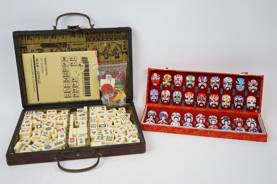 Mahjongspel och Jing-masker, ett parti.