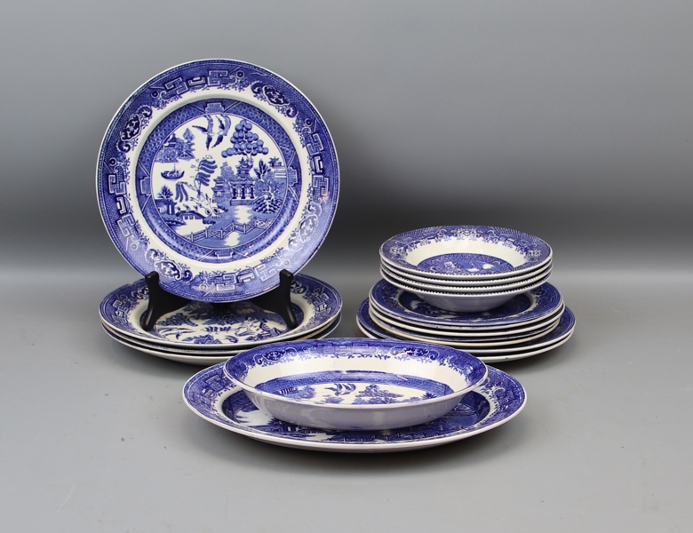 Servisdelar, 17 st, flintgods, Willow-mönster, Gustavsberg och Wood & Sons, England.