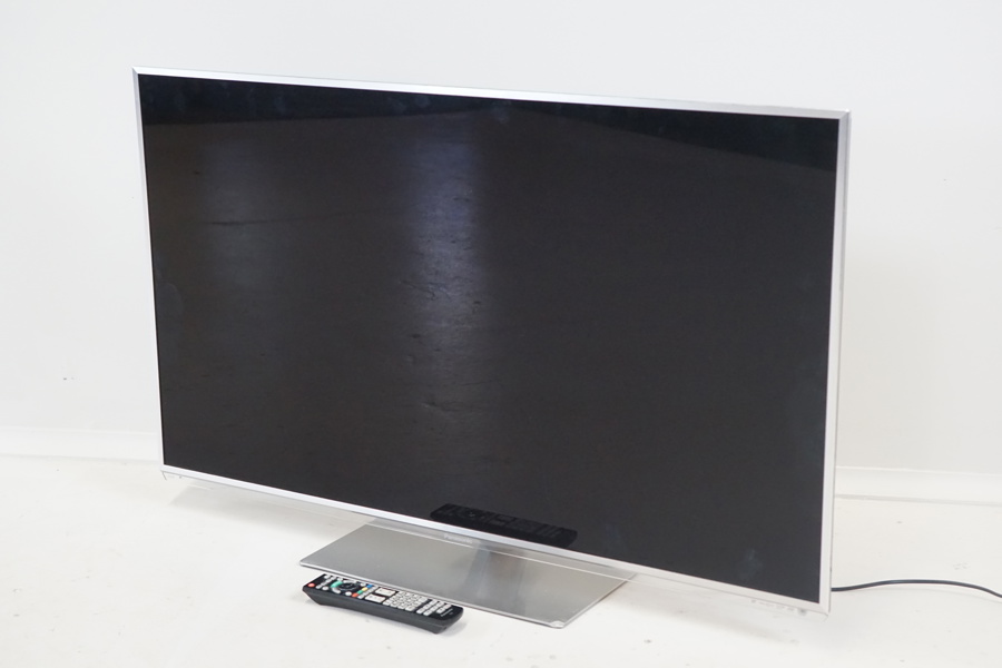 Tv, Panasonic TX-L47DT50Y, med fjärrkontroll.