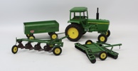 John Deere, traktor och tillbehör, 4 delar, metall, ERTL & Co.