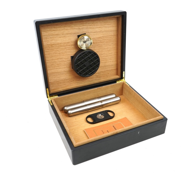 Humidor, cigarrsnoppare m.m, 6 delar.
