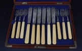 Dessertbestick, gulmetall, Thailand, samt fiskbestick, nysilver/ben, England. 