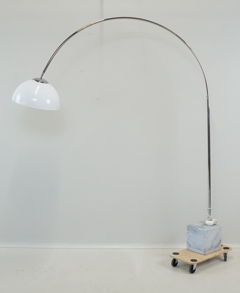 Golvlampa bågmodell, krom/sten/plast, 1900/2000-tal.