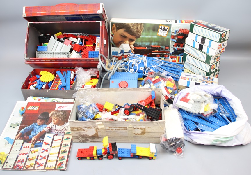 Legosystem, tågbana, instruktionsböcker, m.m, ett parti, 1970-tal.