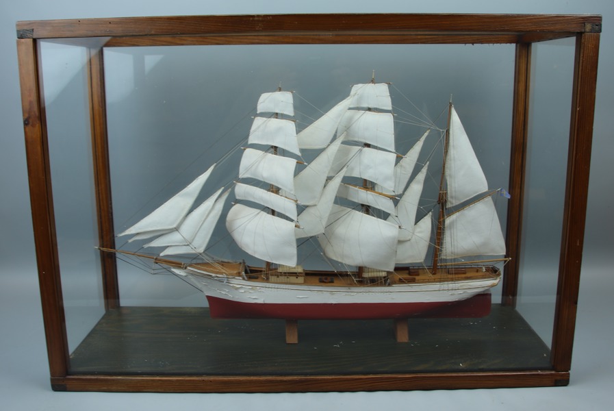 Skeppsmodell i glasmonter, 1900-tal.