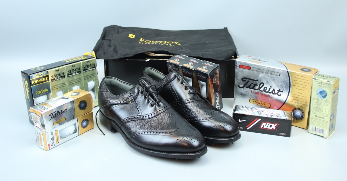Golfskor, "Classics-Dry", Footjoy, USA, samt golvbollar, ett parti, obegagnat.