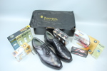 Golfskor, "Classics-Dry", Footjoy, USA, samt golvbollar, ett parti, obegagnat.