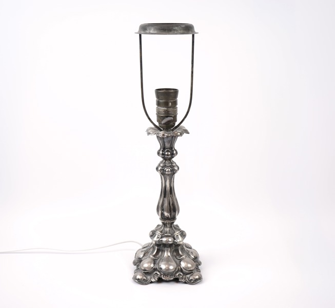 Ljusstake, silver, omgjord till bordslampa, barockstil, C.G. Hallberg, 1933.