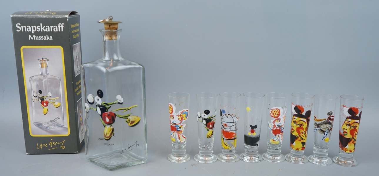 Lasse Åberg, snapskaraff och snapsglas, 9 delar.