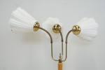Golvlampa, 3 ljuspunkter, trä/mässing, ställbara skärmar, 1900-tal.