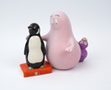 Figuriner, 2 st, keramik, Penguin Books, Royal Doulton, England och Barbapapa, At & Kodannsha.