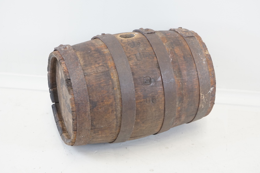Sprittunna, ek/metall, 25 liter, krönt, Spritbolaget, Ystad, 1900-tal.