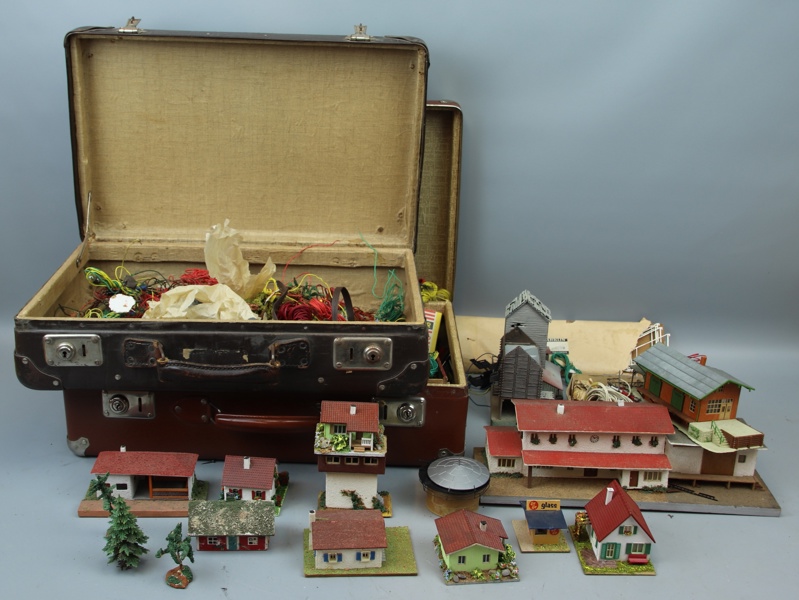 Byggnader och tillbehör till tågbana , bl. a Märklin, ett parti.