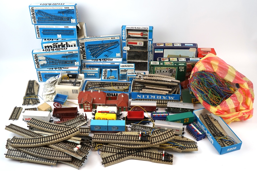 Märklin, räls, vagnar, hus m.m, ett parti.